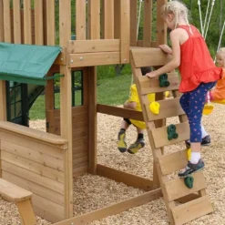 KidKraft Aire De Jeux En Bois Windale Avec Toboggan, Balançoires Et Cabane 11 KidKraft Aire De Jeux En Bois Windale Avec Toboggan, Balançoires Et Cabane -Jardelix Soldes Magasin aire de jeux bois cedre toboggan balancoire cabane escalade 6