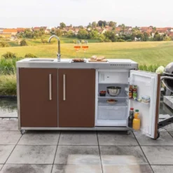 Cuisine Extérieure Avec évier, Réfrigérateur, Plaque à Induction – MO 150 -Jardelix Soldes Magasin cuisine exterieure taupe frigo ouvert