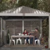 Pergola Autoportée En Aluminium Avec Brise-vues En Lames 13 M² – Nanda 2 Pergola Autoportée En Aluminium Avec Brise-vues En Lames 13 M² – Nanda -Jardelix Soldes Magasin pavillon jardin aluminium gris parois lames orientables sojag nanda